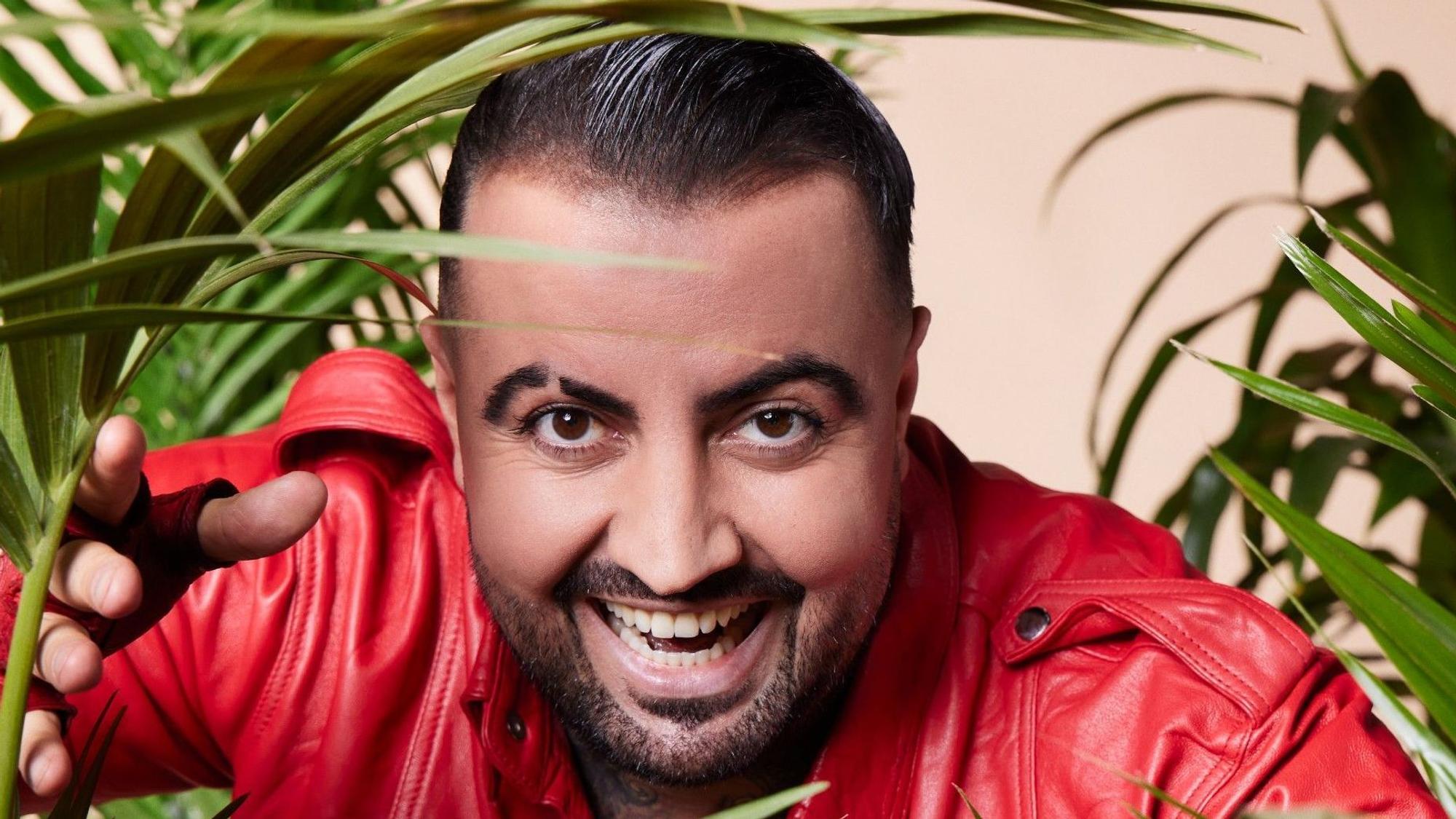 Cosimo Citiolo lacht umgeben von Pflanzen.