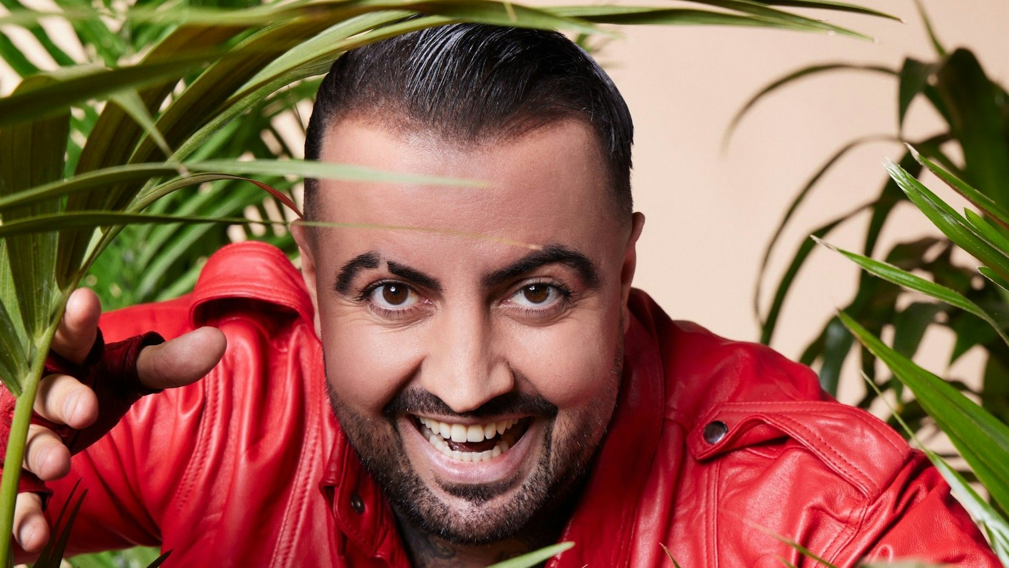 Cosimo Citiolo lacht umgeben von Pflanzen.