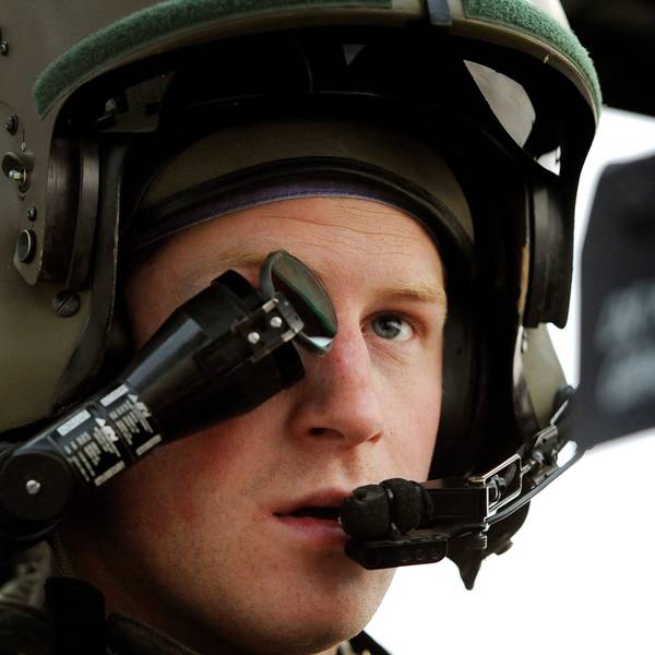 Prinz Harry sitzt in einem Hubschrauber der britischen Luftwaffe. (Archivbild)