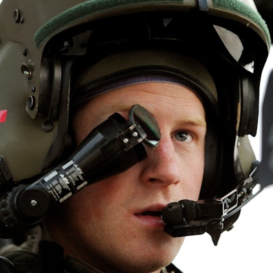 Prinz Harry sitzt in einem Hubschrauber der britischen Luftwaffe. (Archivbild)