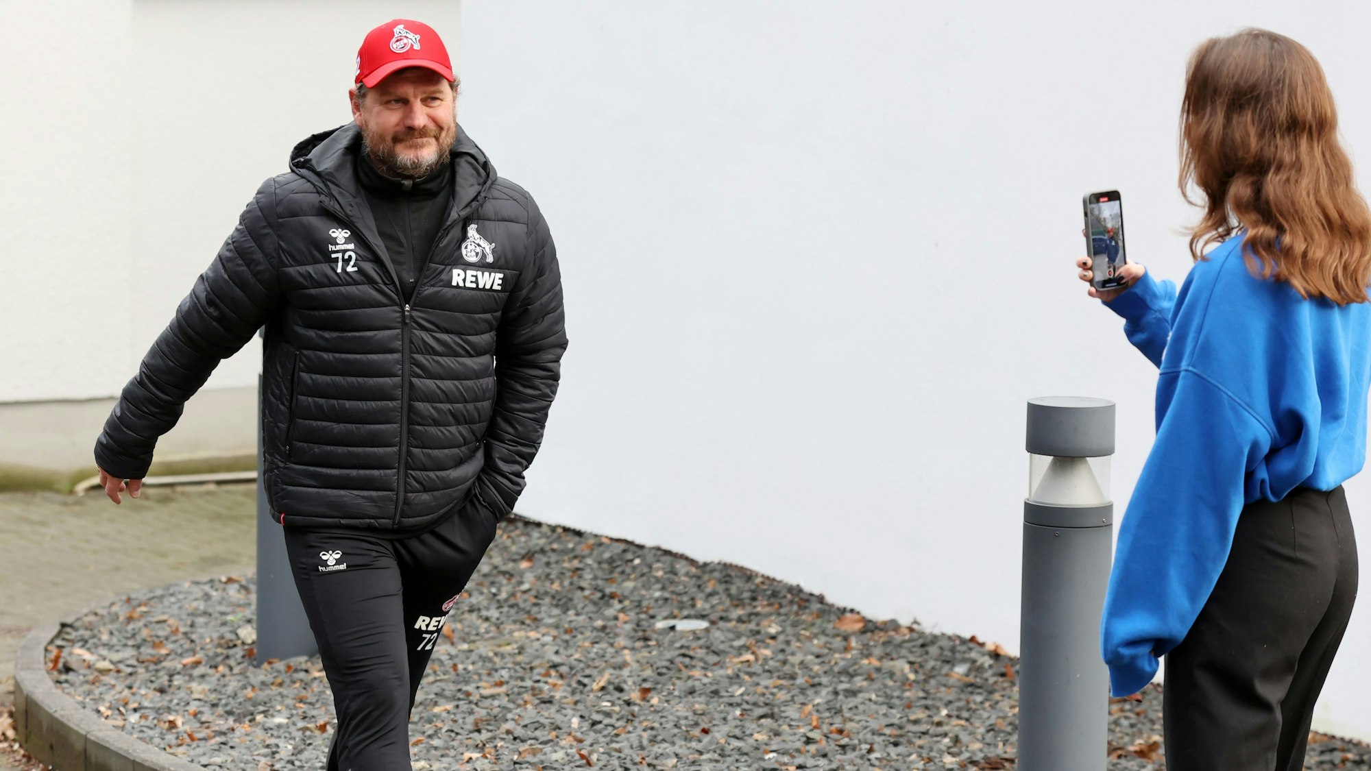 Als Steffen Baumgart an seinem Geburtstag aus der Kabine Richtung Trainingsplatz marschierte, empfingen ihn zahlreiche Fans.