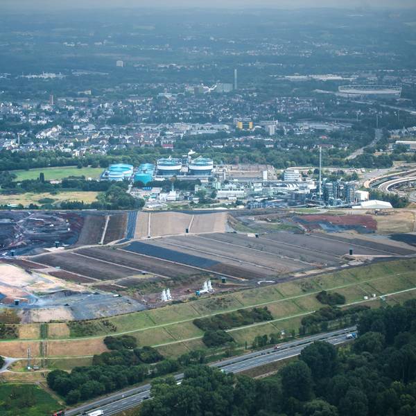 An den Hängen der Deponie im Entsorgungszentrum Bürrig ist Platz: Dort könnte laut einem neuen Vorschlag ein Solarpark entstehen.