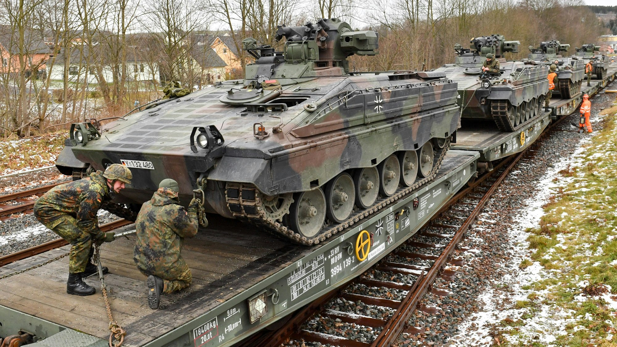 Soldaten des Panzergrenadierbataillons 371 aus dem sächsische Marienberg verladen Schützenpanzer auf Güteranhänger der Eisenbahn.