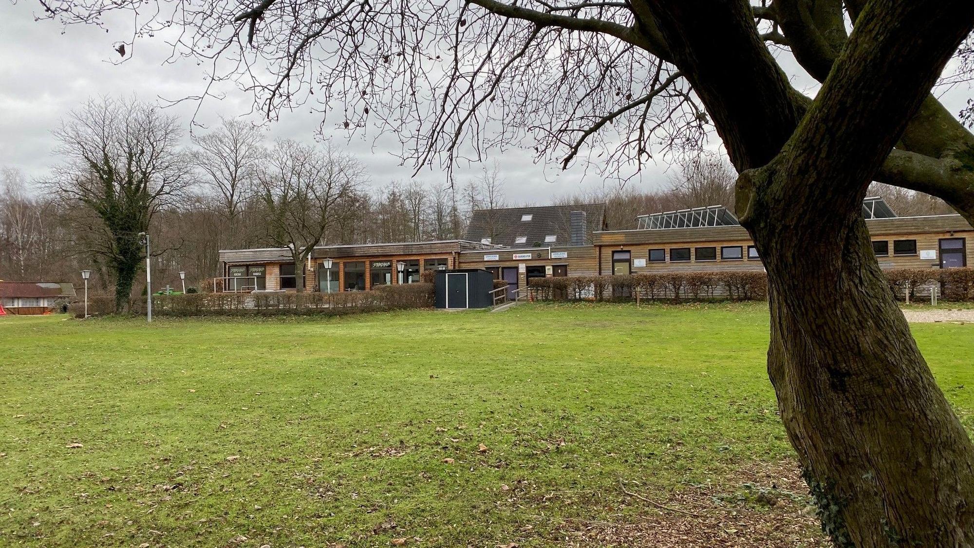 Das Restaurant „Zum Seehaus“, ein holzvertäfeltes Gebäude, an einem bewölkten Tag.
