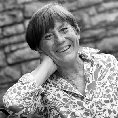 Die ehemalige Skirennläuferin Rosi Mittermaier lächelt in die Kamera.