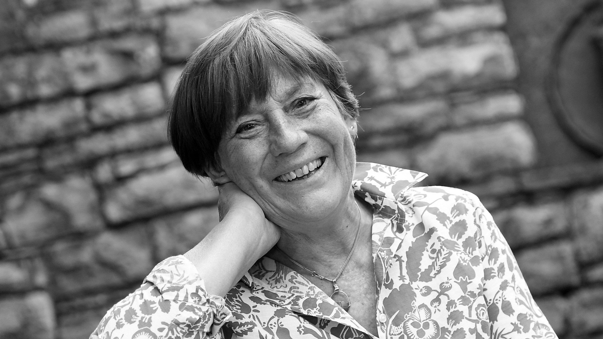 Die ehemalige Skirennläuferin Rosi Mittermaier lächelt in die Kamera.