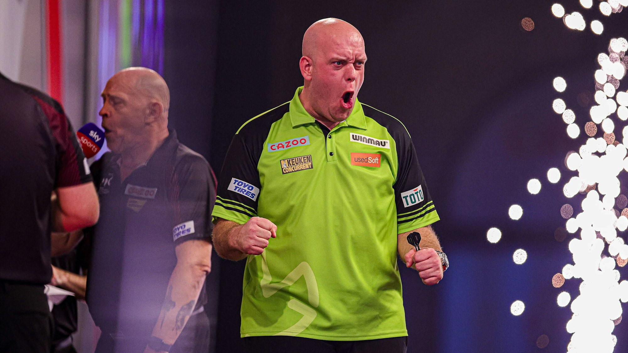 Der Niederländer Michael van Gerwen jubelt.