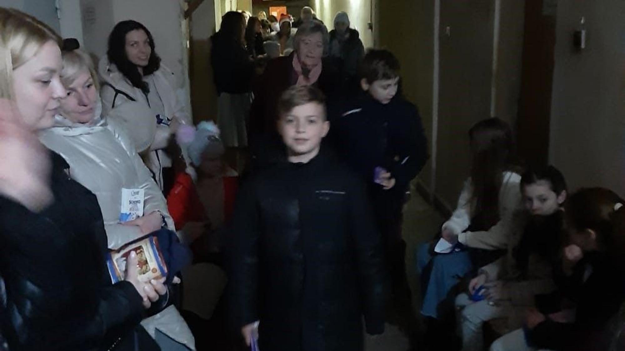 Ein Keller mit Erwachsenen und Kindern, die warten, bis der Raketenalarm vorbei ist.