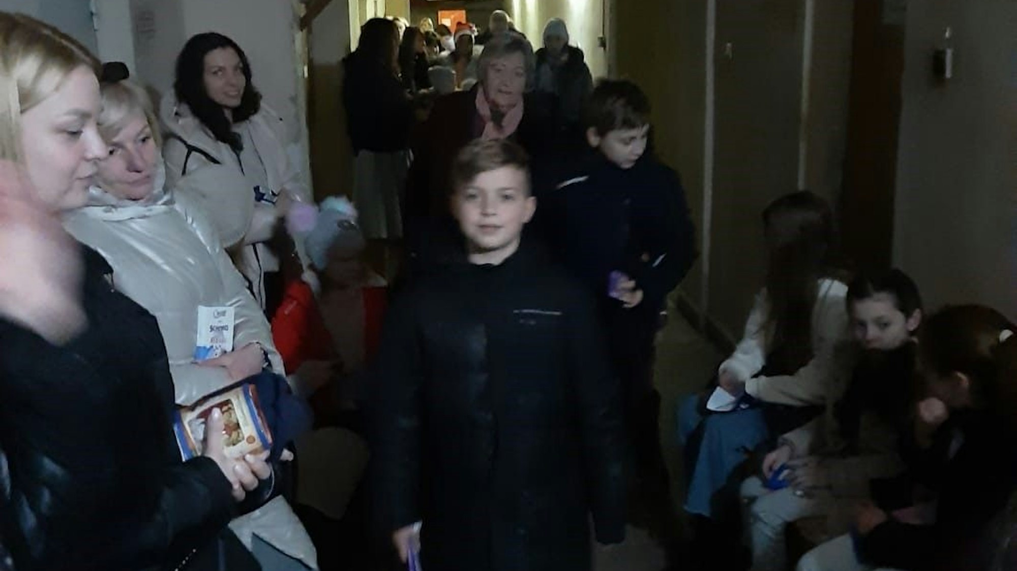 Ein Keller mit Erwachsenen und Kindern, die warten, bis der Raketenalarm vorbei ist.