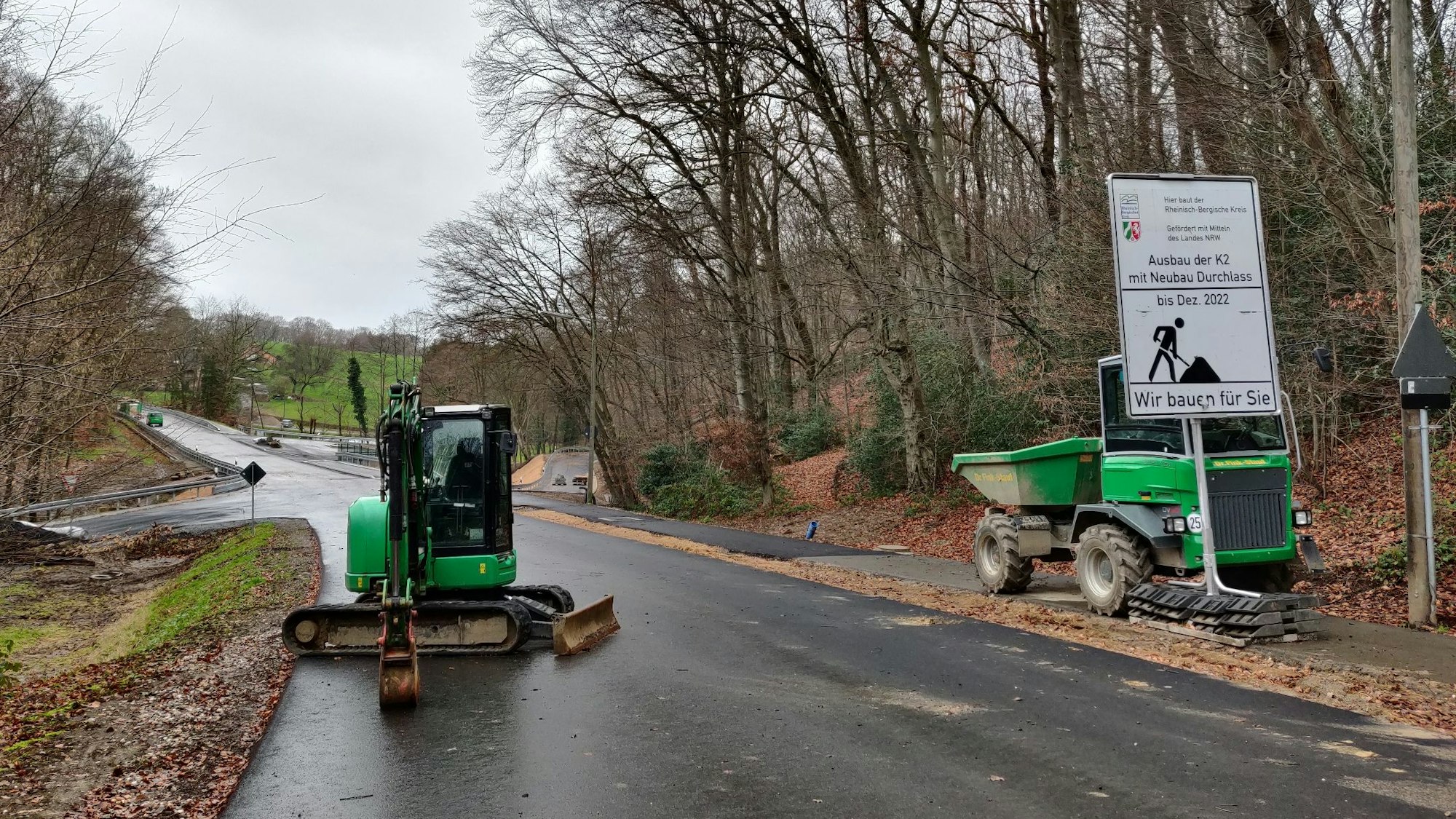 Bauschild und Baumaschinen auf der Kreisstraße 2.