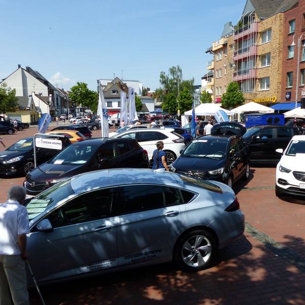 Mehrere Autos stehen auf dem Marktplatz in Pulheim bei einer Autoschau.