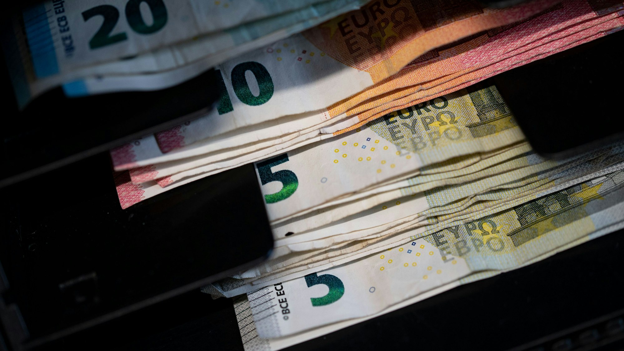 Geldscheine liegen in der Einkaufskasse eines Einzelhandelsgeschäfts.