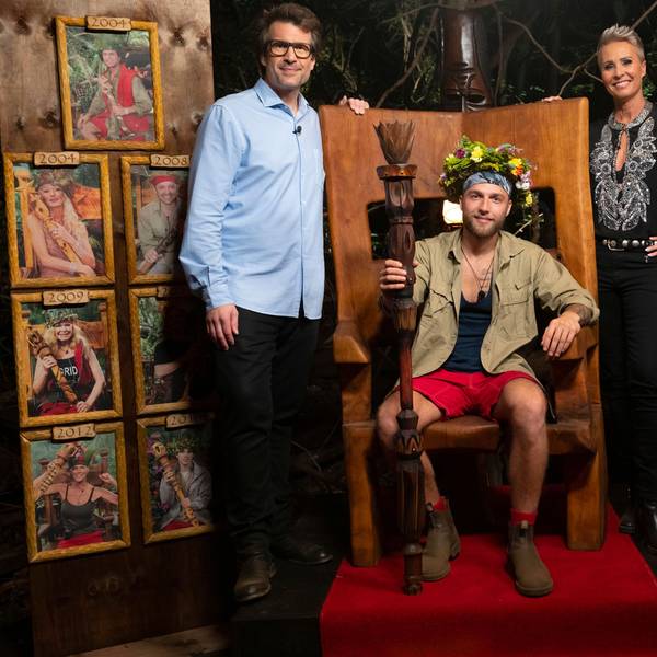 Daniel Hartwich (l) und Sonja Zietlow stehen neben dem Dschungelkönig 2022 Filip Pavlovic (m).