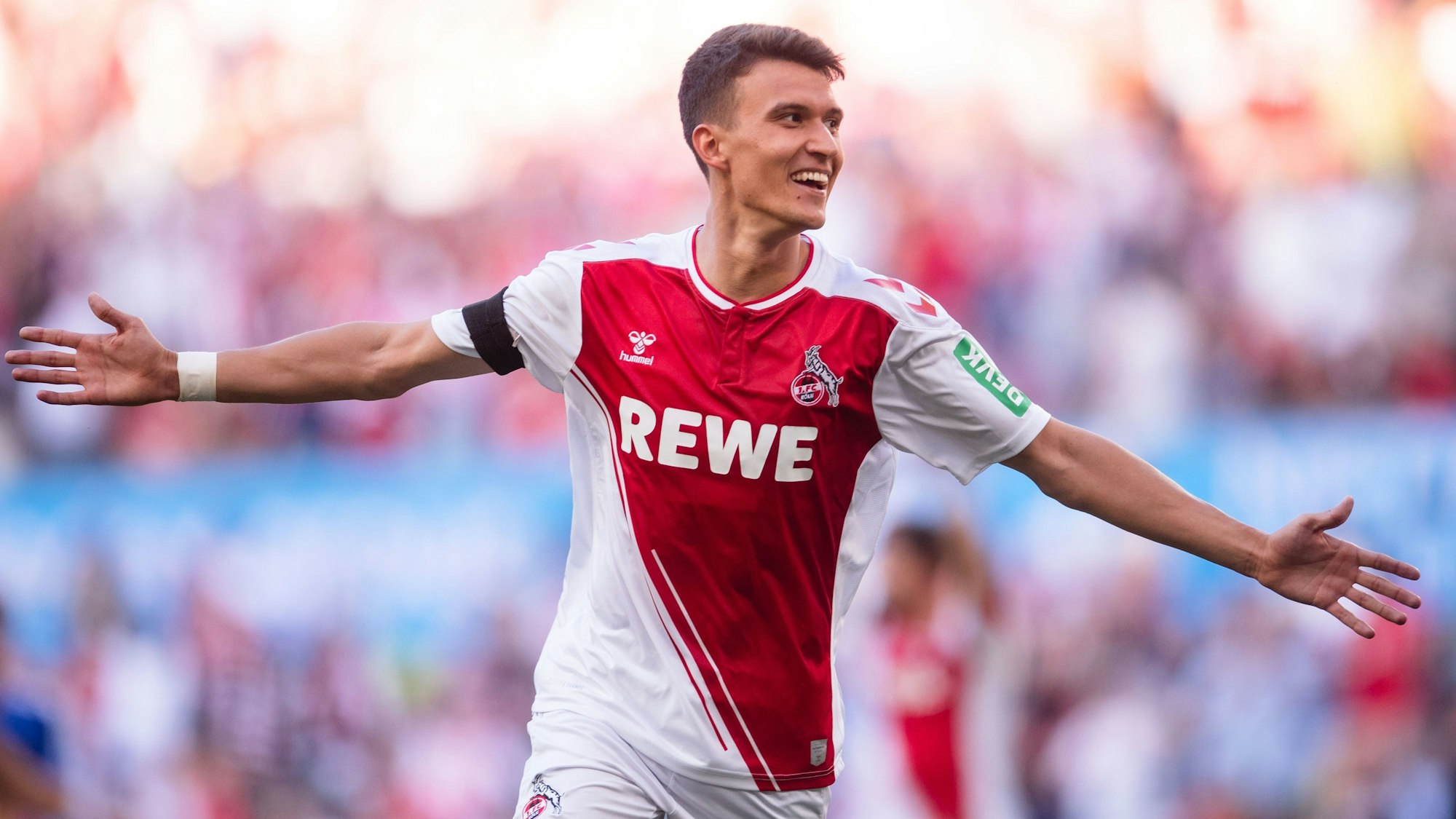 Kölns Mittelfeldspieler Dejan Ljubicic jubelt in der Saison 2022/23 über eines seiner Tore.