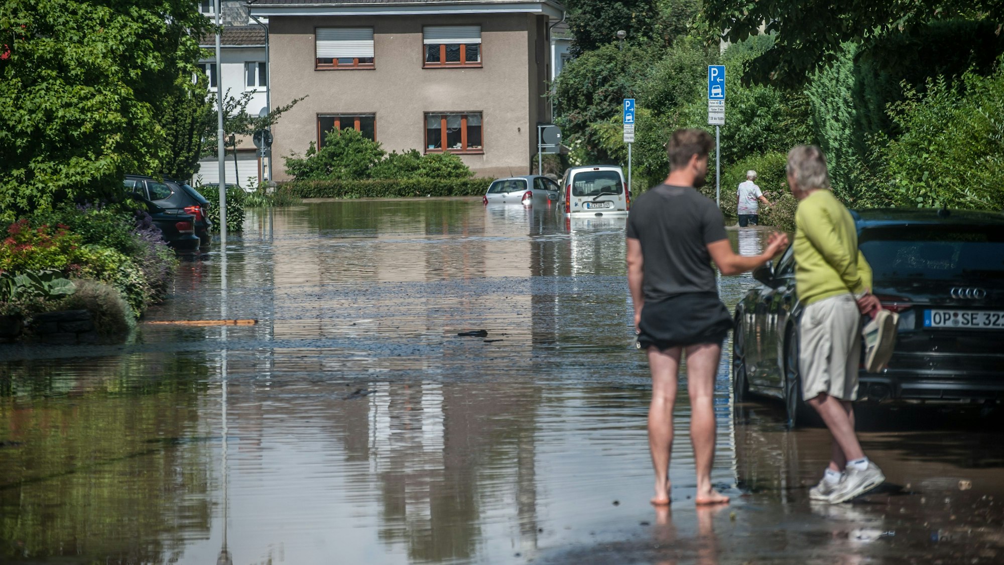 Opladen: Tag zwei der Katastrophe. Rund um Wiembachallee TBL und Anwohner schieben und kehren Schlamm. Foto: Ralf Krieger