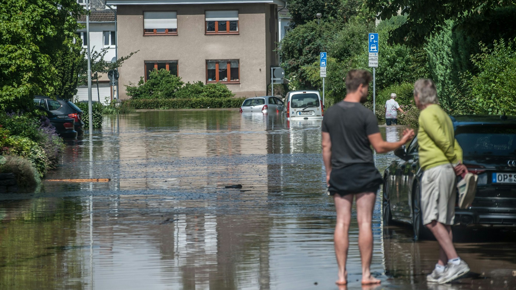 Tag zwei der Flutkatastrophe in Leverkusen-Opladen: TBL und Anwohner schieben Schlamm.