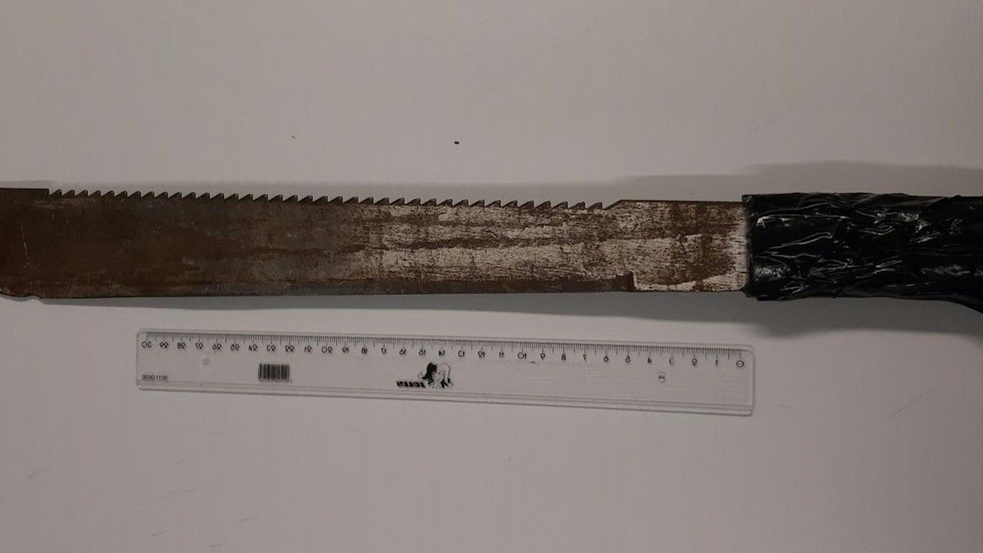 Das Bild zeigt eine Machete. Mit einer Waffe sie dieser sollen die Angestellten der Tankstelle in Bergheim bedroht worden sein.