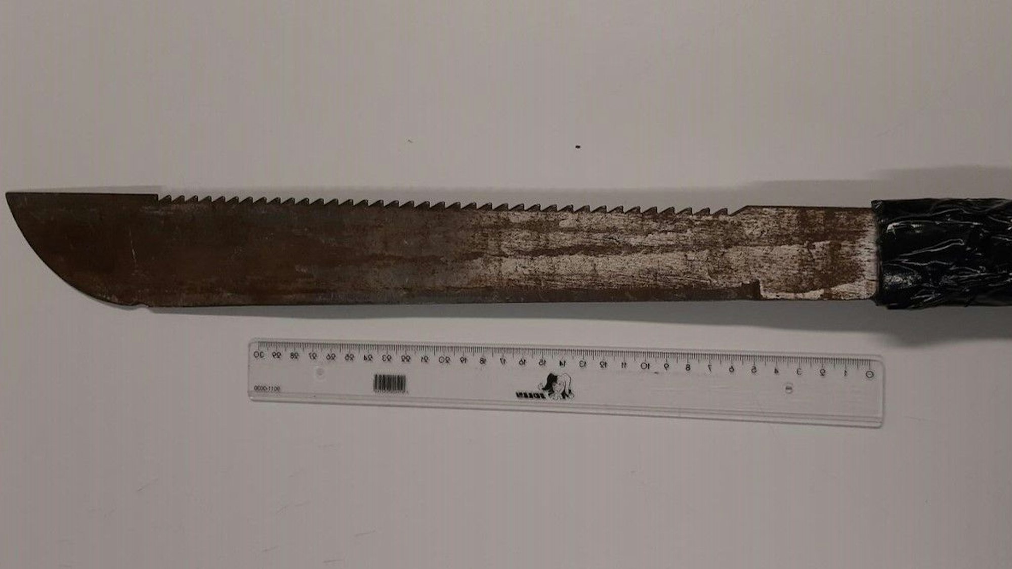 Die sichergestellte Machete liegt auf einem Tisch.