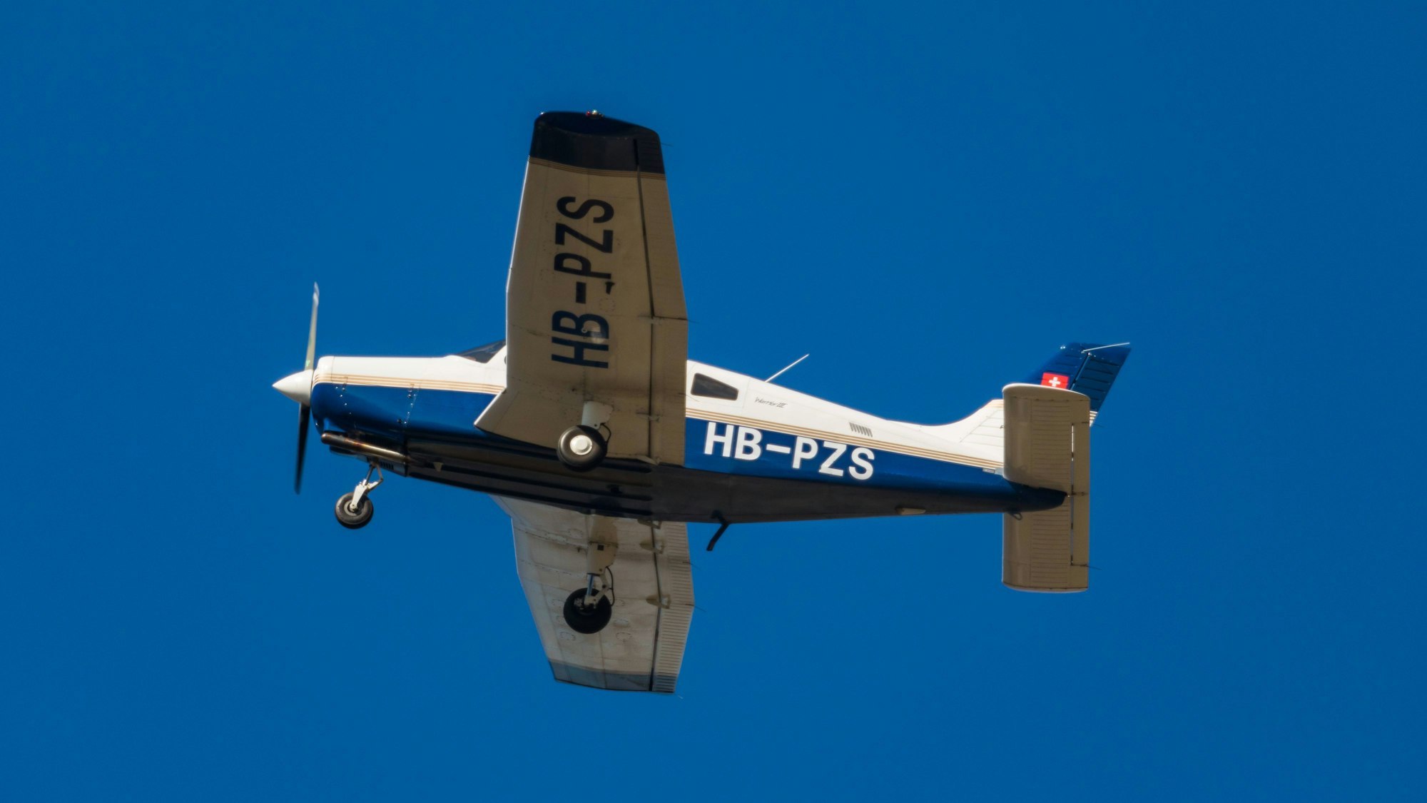 Eine Piper PA-28 in der Luft: In einer solchen Maschine saß auch Brock Peters, als plötzlich sein Motor ausfiel.