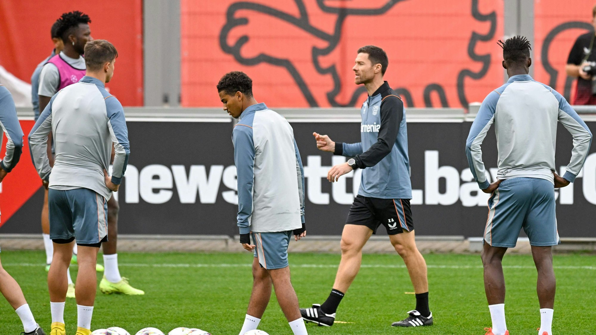 Leverkusen's Spanish head coach Xabi Alonso (2nd R) gives instructions to the players during a training session in Leverkusen, western Germany, on October 31, 2022, on the eve of the UEFA Champions League Group B football match Bayer 04 Leverkusen vs Club Brugge. (Photo by SASCHA SCHUERMANN / AFP)