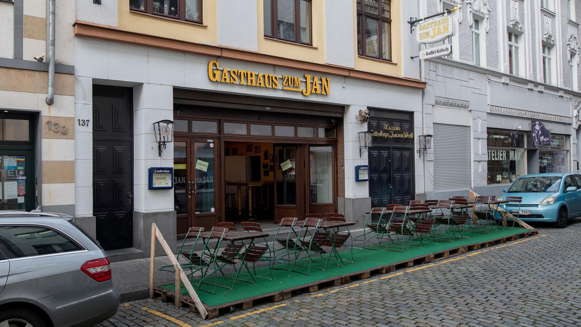 Das Gasthaus Zum Jan von außen. Vor dem Lokal stehen Tische und Stühle.