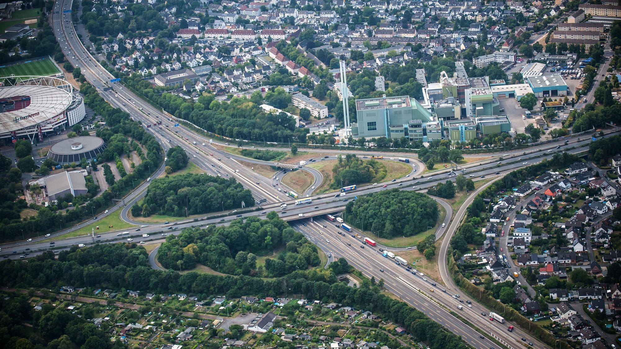 Das Autobahnkreuz Leverkusen mit der A1 und der A3