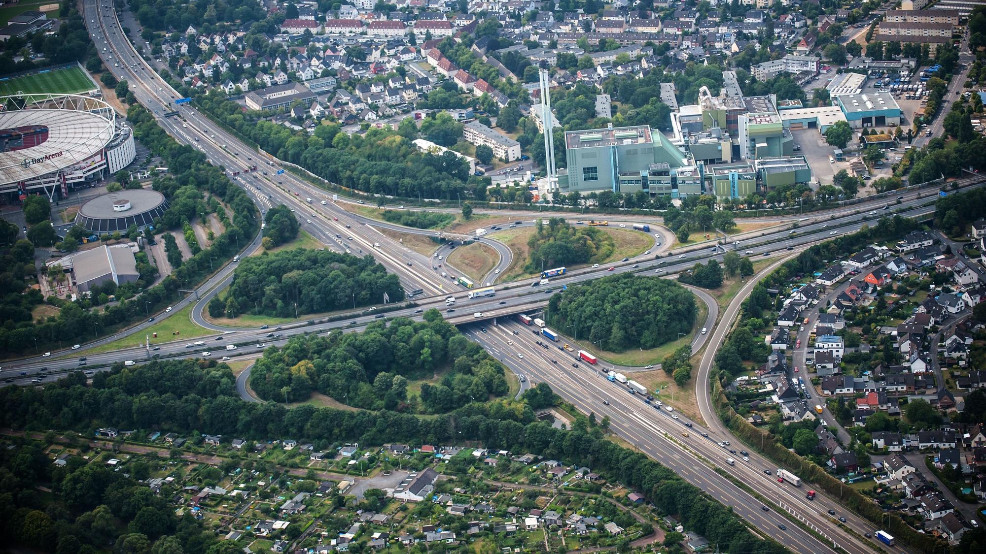 Luftaufnahme vom Autobahnkreuz Leverkusen, A1, A3.