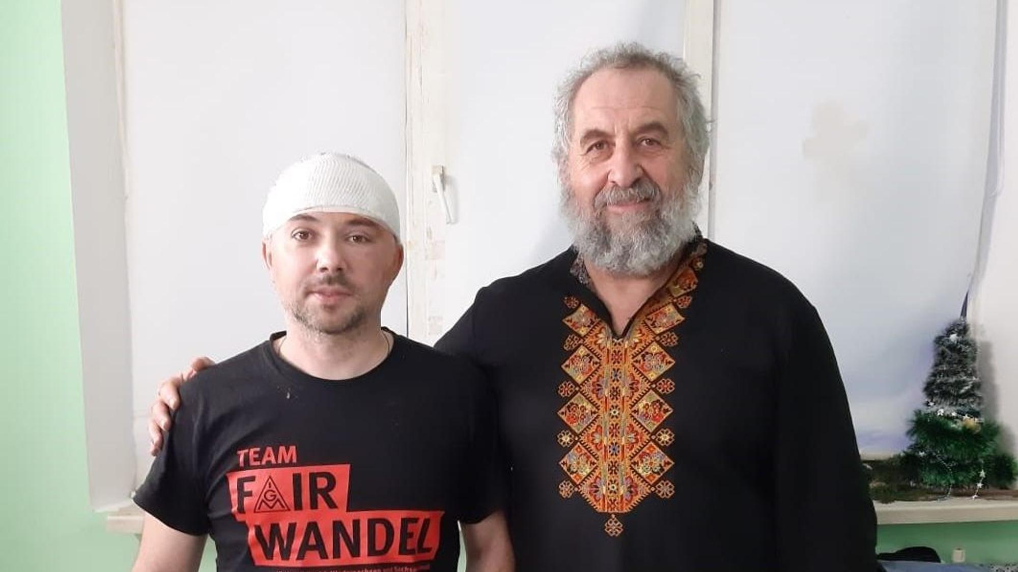 Paul Kruk steht Arm in Arm mit einem verwundeten Soldaten, der einen Turban trägt.