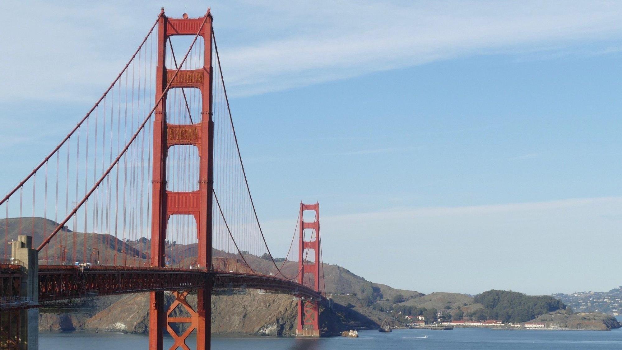 Die Golden Gate Brücke in San Francisco spannt sich über die Bucht von San Francisco.