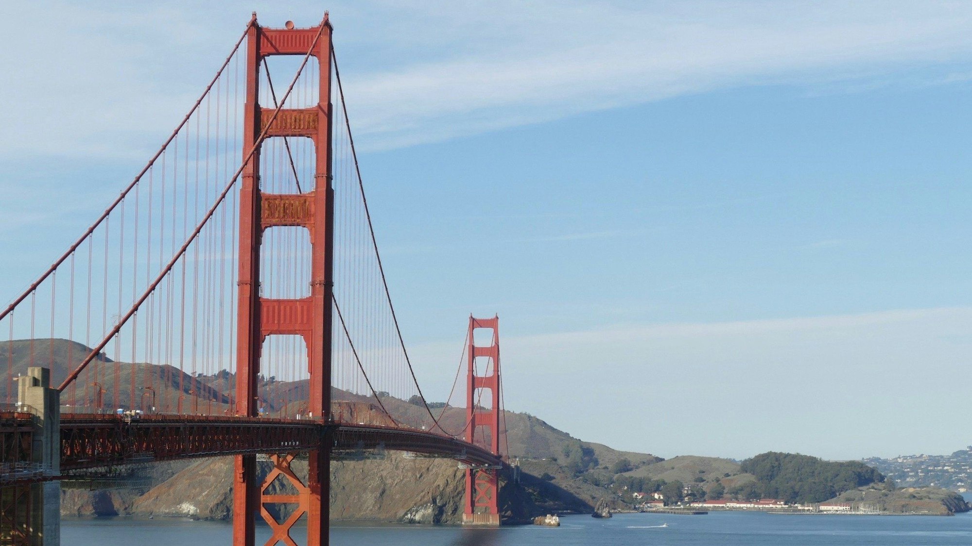 Die Golden Gate Brücke in San Francisco spannt sich über die Bucht von San Francisco.