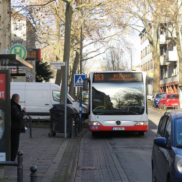 Die Bushaltestelle Würzburger Straße.