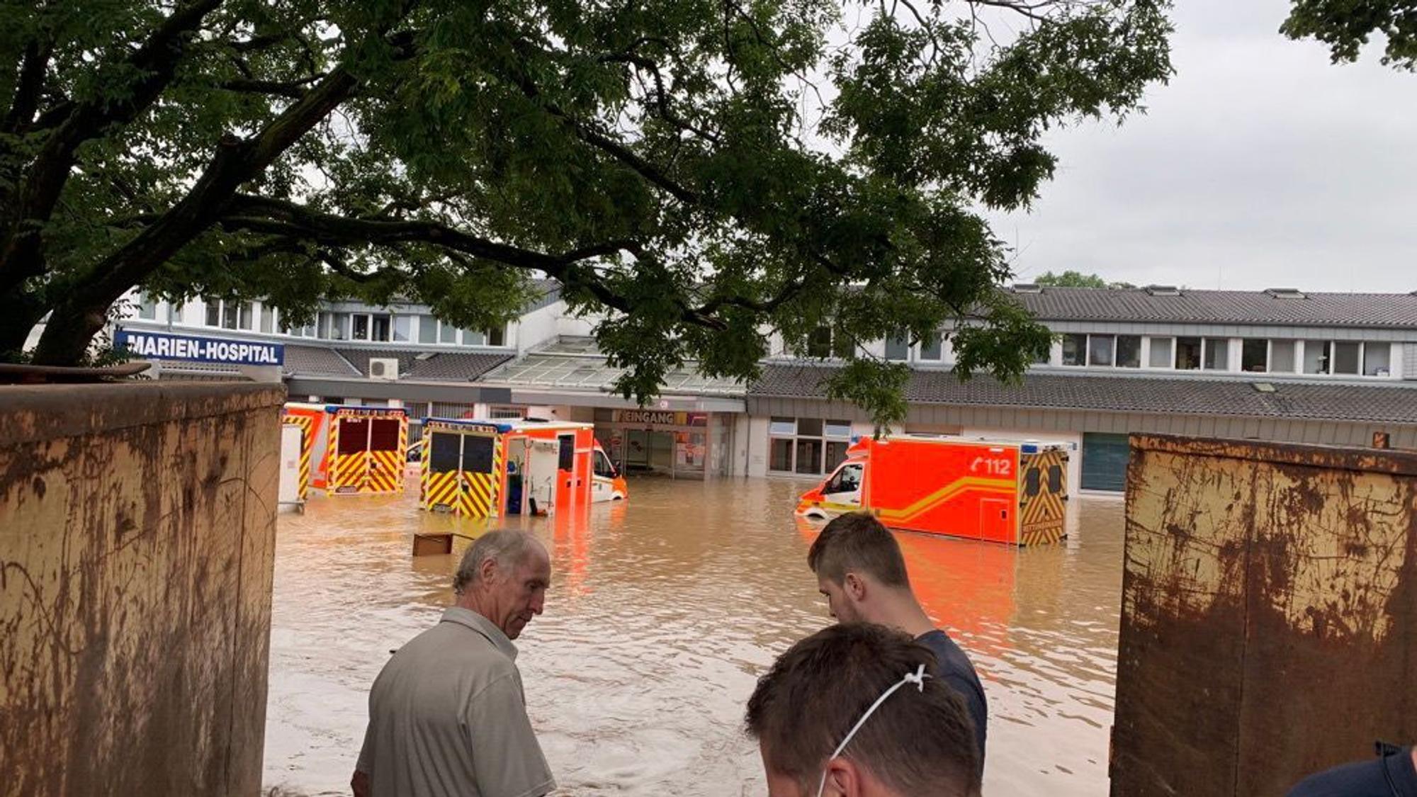 Das Bild zeigt das überflutete Marien-Hospital Erftstadt nach dem Hochwasser 2021.