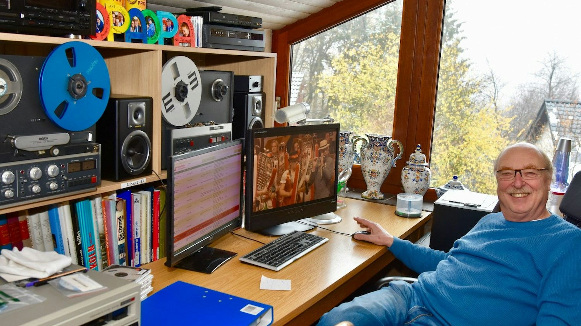 Büroarbeitsplatz mit Revox-Bandmaschinen