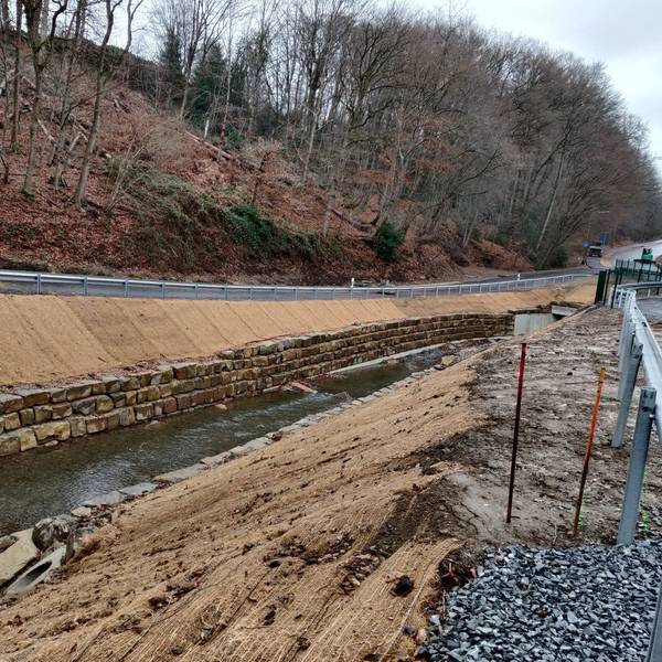 Der Murbach ist an der Brücke der Kreisstraße im Tal bei Dohm mit einer massiven Natursteinmauer befestigt worden.