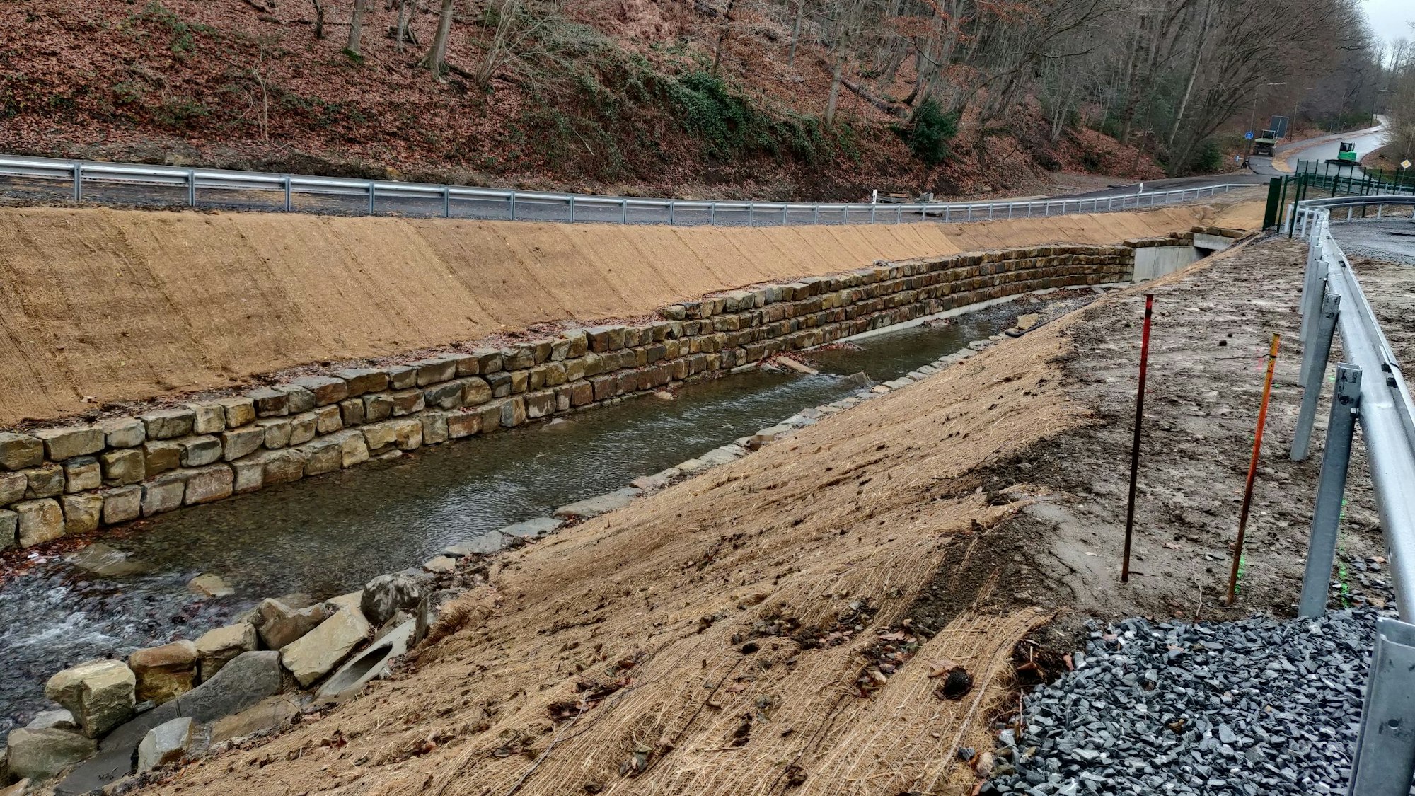 Mit Steinen befestigte Böschungen des Murbachs an der Brücke in Dohm.