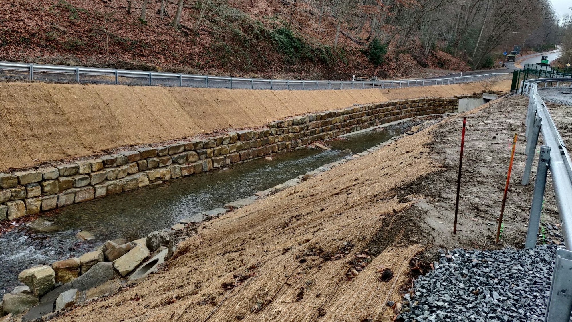Der Murbach ist an der Brücke der Kreisstraße im Tal bei Dohm mit einer massiven Natursteinmauer befestigt worden.
