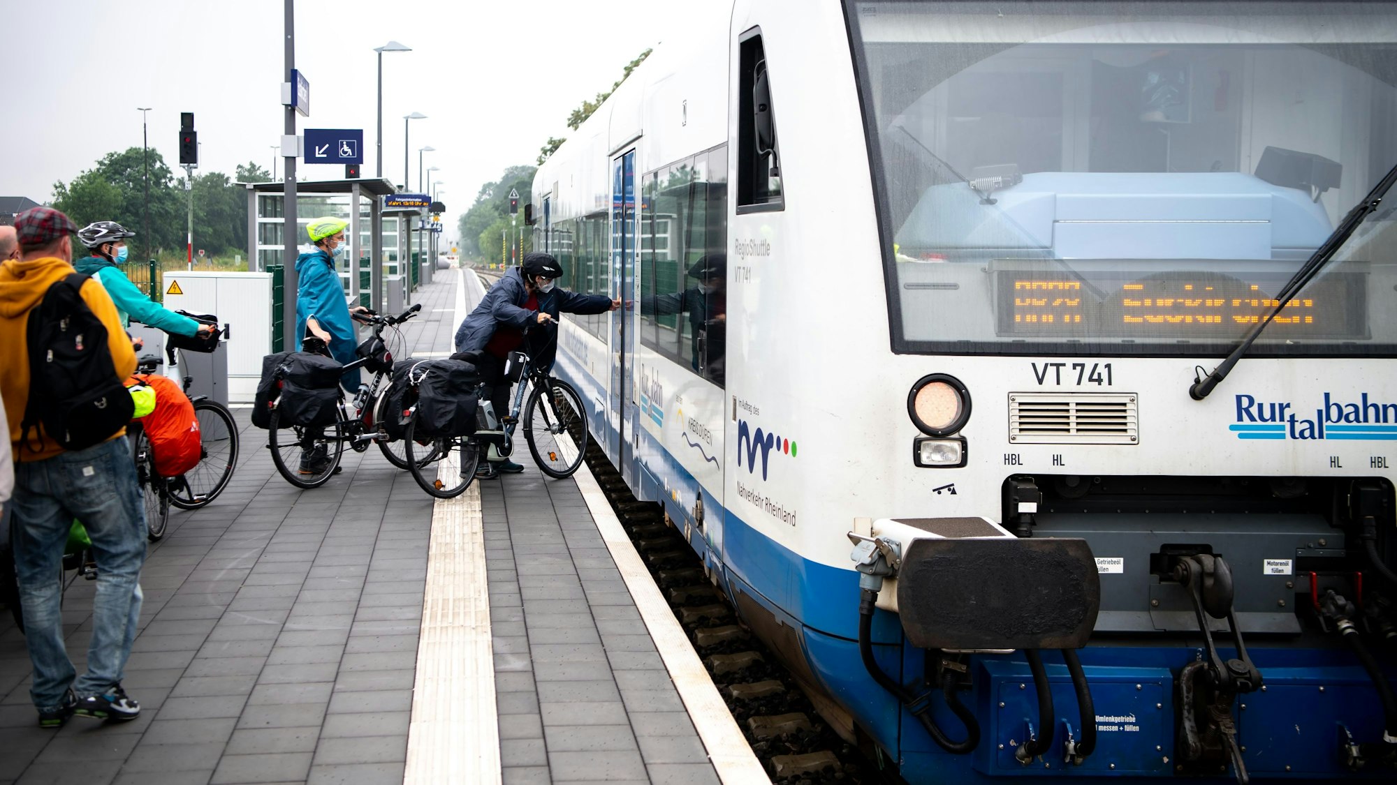 Die Bördebahn hält am Euskirchener Bahnhof.