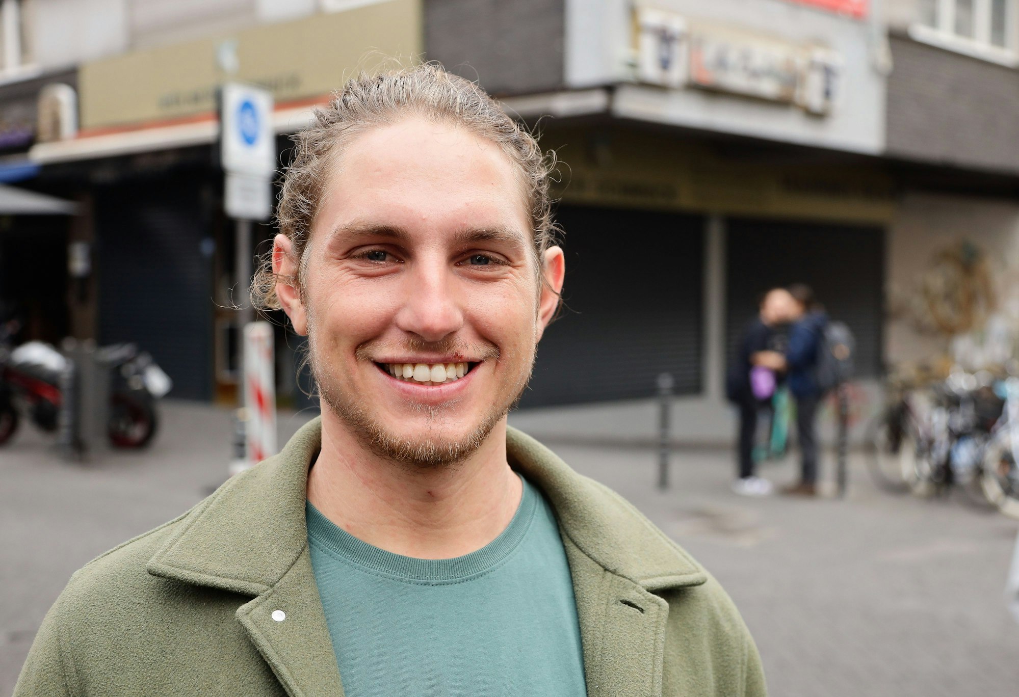 Der Kölner Jonas Rubers lacht in die Kamera.