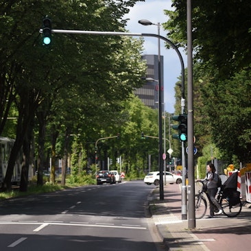 01.06.2022, Köln: Neue Hightech-Ampelsystem am Stadtwaldgürtel in Lindenthal, kann die Grünzeiten je nach Tageszeit verlängern.
Foto: Csaba Peter Rakoczy