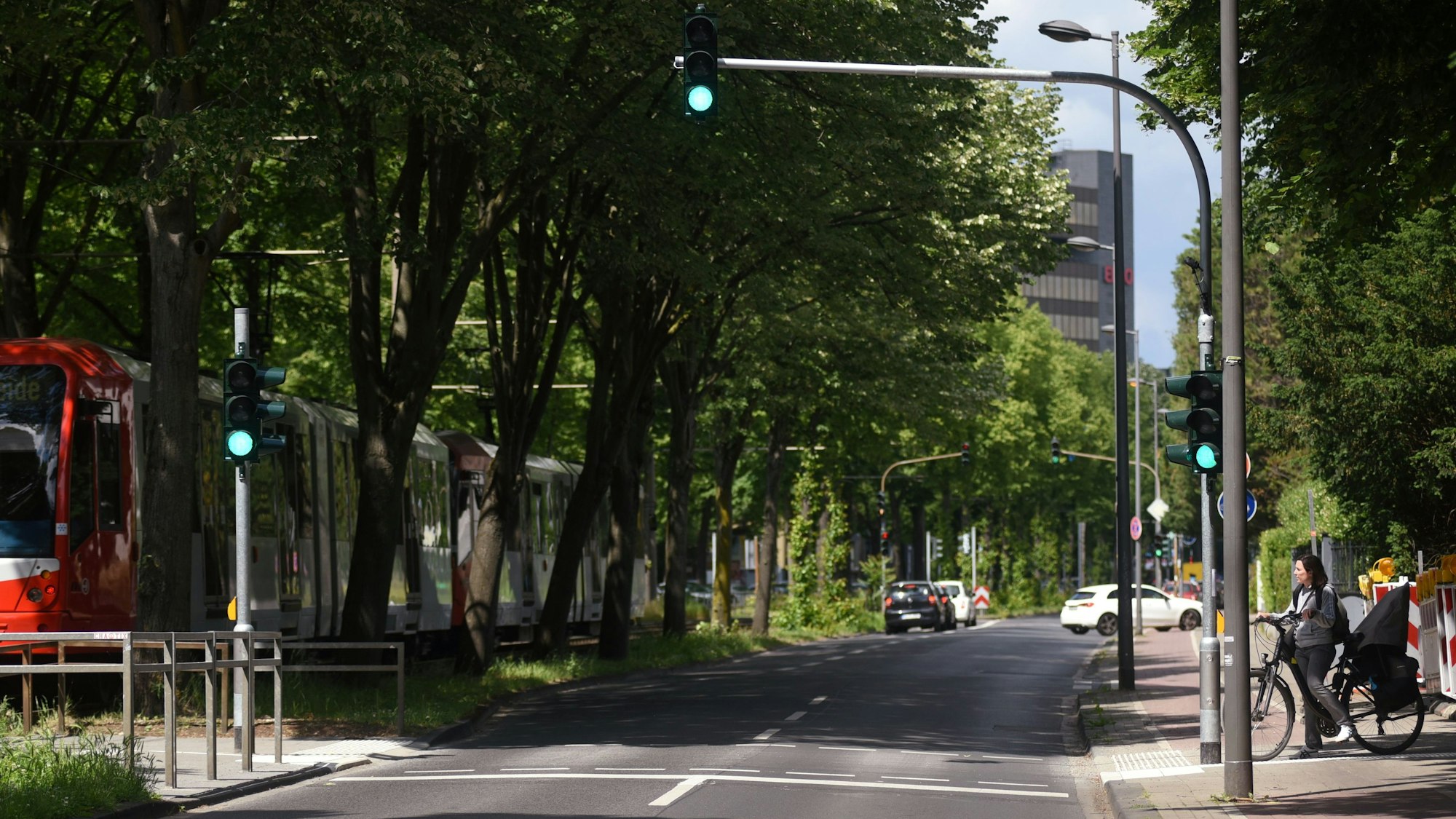 01.06.2022, Köln: Neue Hightech-Ampelsystem am Stadtwaldgürtel in Lindenthal, kann die Grünzeiten je nach Tageszeit verlängern.
Foto: Csaba Peter Rakoczy