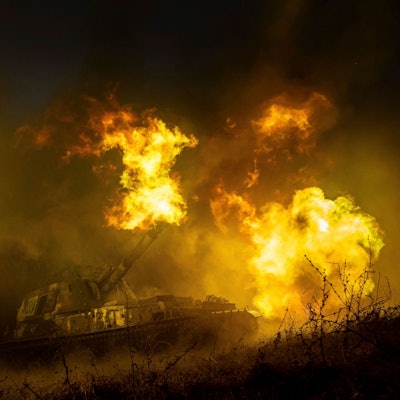 Eine ukrainische selbstfahrende Panzerartillerie schießt an einer Frontlinie in der Region Charkiw.