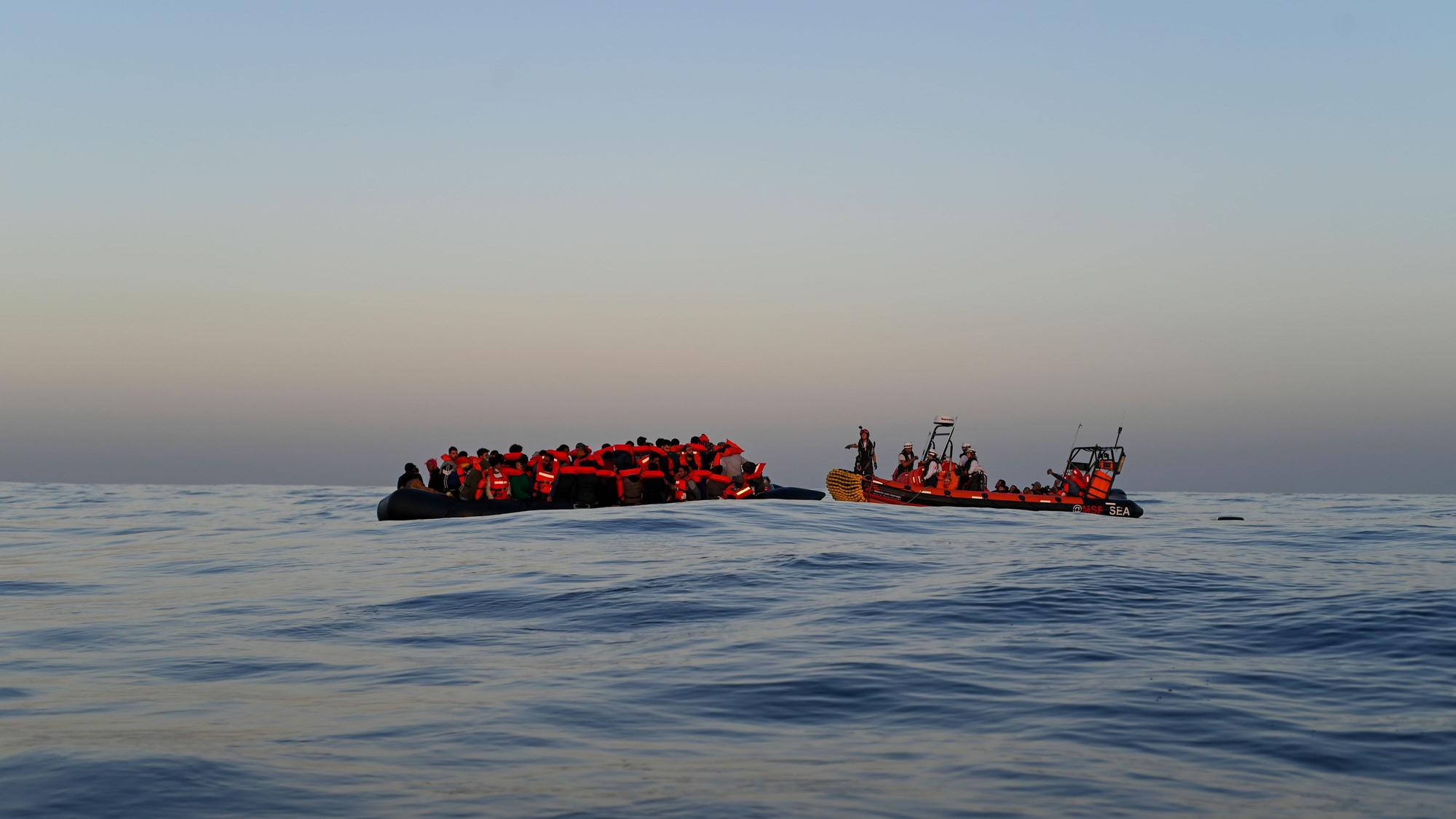 Ein Rettungsteam der Organisation „Ärzte ohne Grenzen“ nähert sich einem Schlauchboot von Flüchtlingen auf dem Mittelmeer.