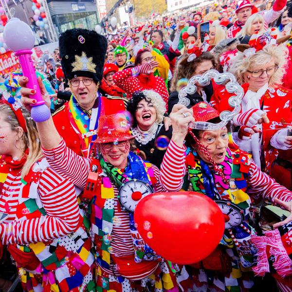 Jecken feiern den Auftakt der Karnevalssession auf dem Heumarkt.