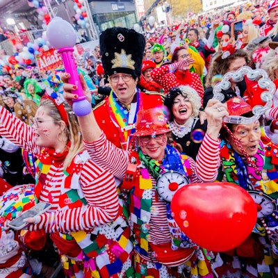 Jecken feiern den Auftakt der Karnevalssession auf dem Heumarkt.
