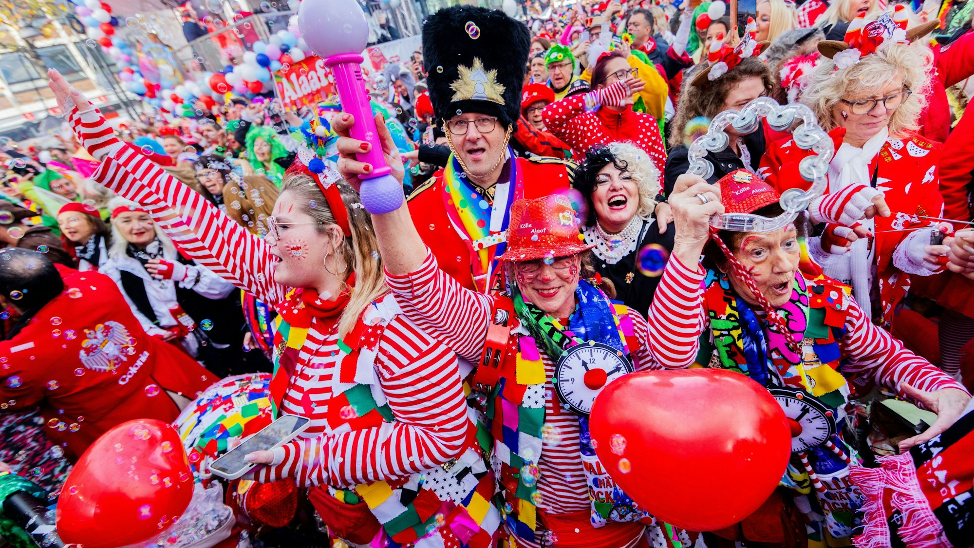 Jecken feiern den Auftakt der Karnevalssession auf dem Heumarkt.