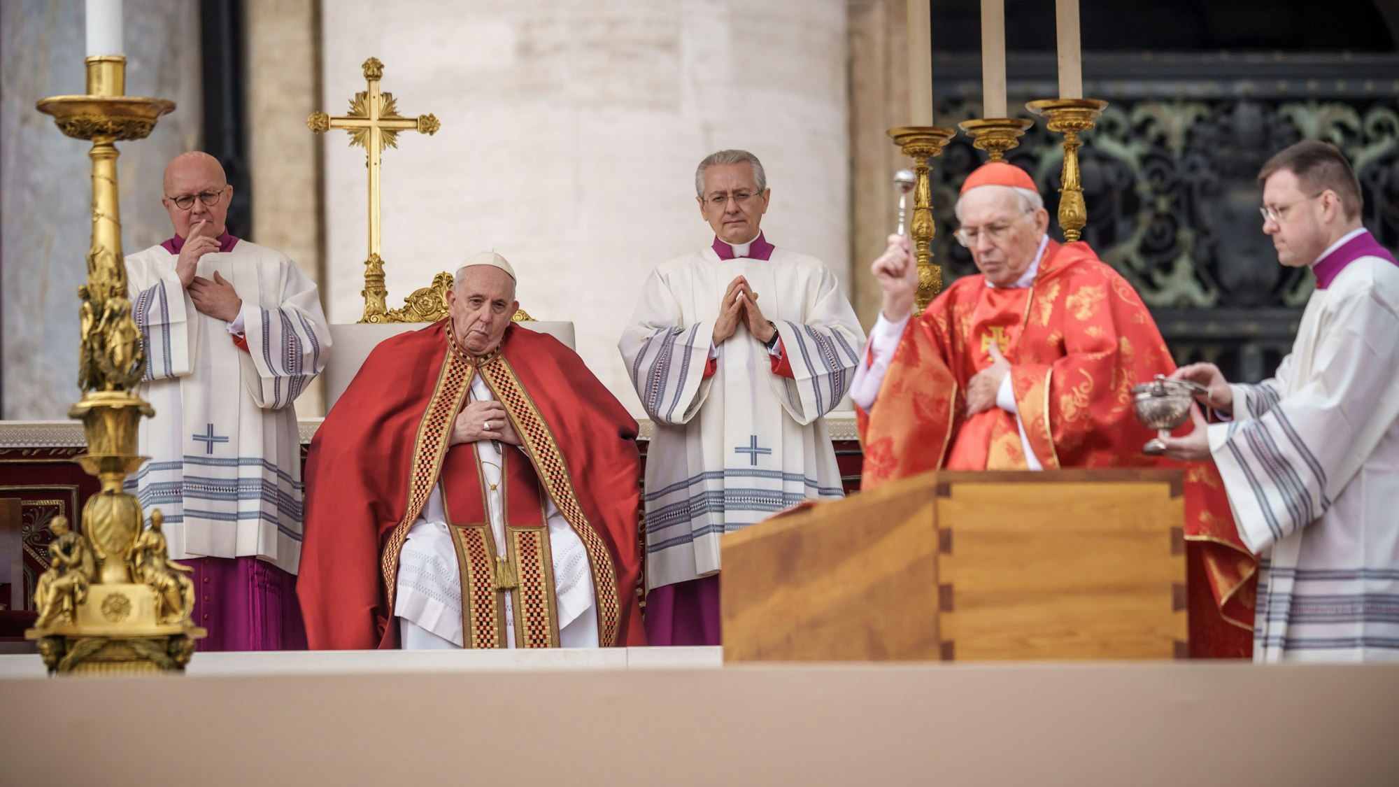 Kardinal Giovanni Battista Re (2.v.r.) am Sarg des verstorbenen emeritierten Papstes Benedikt XVI. während der öffentlichen Trauermesse für den emeritierten Papst Benedikt XVI. auf dem Petersplatz in Rom. Dahinter sitzt der amtierende Papst Franziskus (2.v.l.).