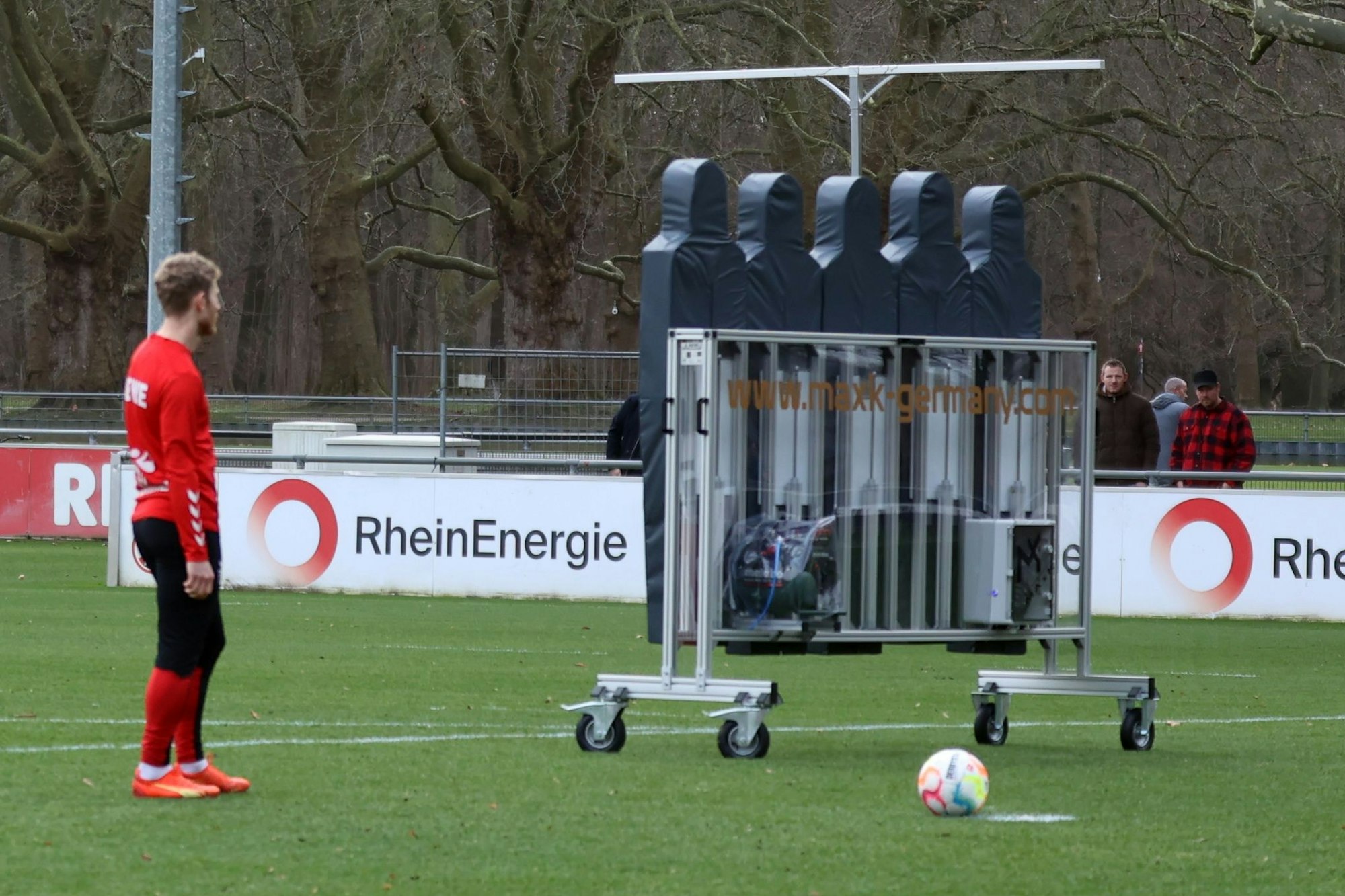 05.01.2023
Köln:
1. FC Köln: Training, Steffen Baumgart hat Geburtstag.
Neue Abwehrrampe
Foto: Martina Goyert
