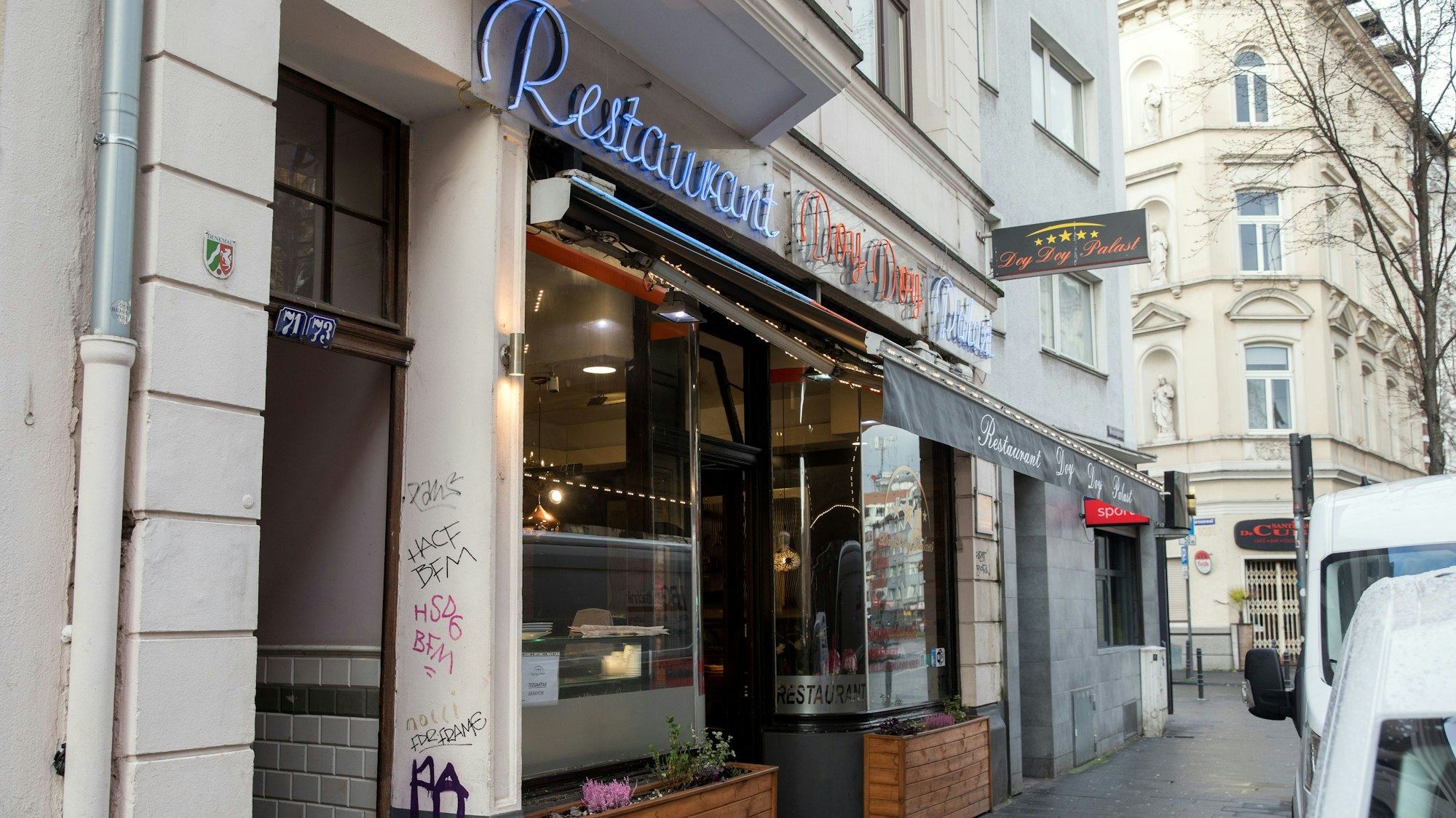 Einbau von Holzkohlefilter am Grillrestaurant „Doy Doy Palast“ in der Weidengasse. Die Filter sollen die Feinstaubbelastung der Abgase aus den mit Holzkohle befeuerten Grills senken.