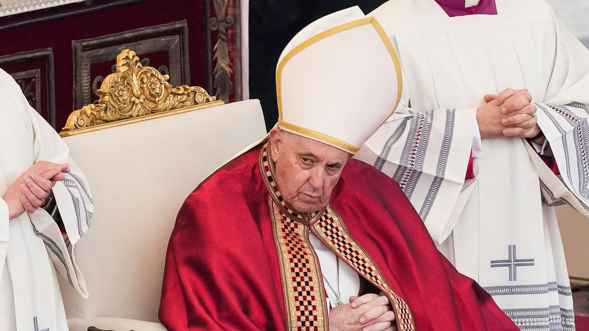 Papst Franziskus während der öffentlichen Trauermesse für den emeritierten Papst Benedikt XVI. auf dem Petersplatz.