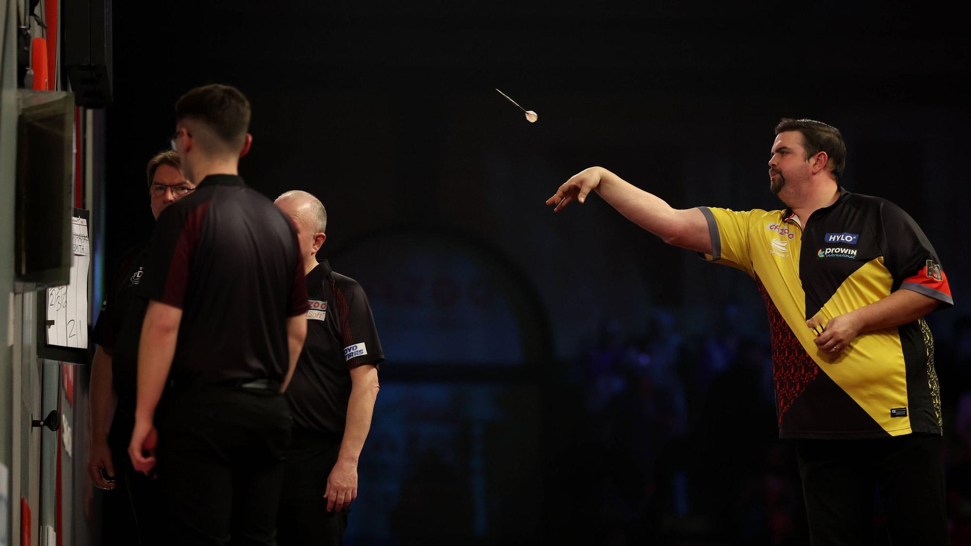 Der deutsche Dartsprofi Gabriel Clemens wirft einen Dartpfeil.